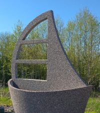 Kuva tuotteesta Betoniruukku iso vene purjeella KB10471, Kuva 1